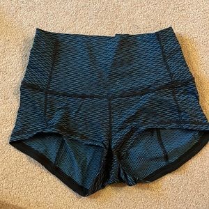 Lululemon Wunder 2" Booty Short Women's 8 High Rise Luxtreme Stretch Yoga Train